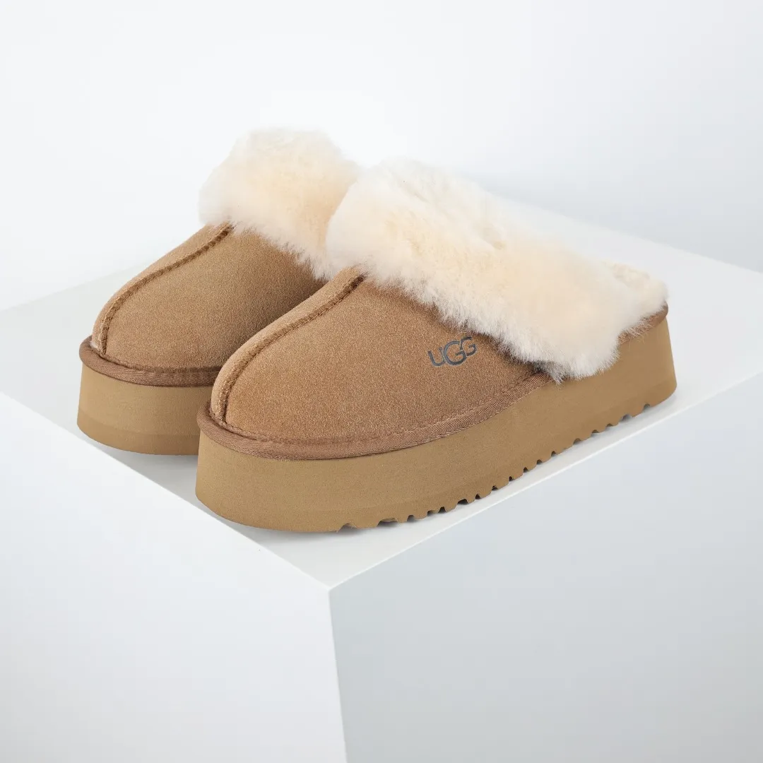 Pick up locally 💰440, the core recommendation is good price E4 UGG star thick-soled autumn and winter sheep fur snow boots, Xiaohongshu hot style, Henan Longfeng leather production, cashmere insoles, keeping warm in winter, and a good choice for home use. In the new year, uug launched a style series, which is partial to the preferences of young consumers, and has also been at the forefront of fashion trends. Shoe body material UGGPURE™ implanted wool insole, lightweight, non-slip and comfortable rubber outsole With brand LOGO and complete packaging. Size: 35 36 37 38 39 40. It is recommended to choose one size larger.